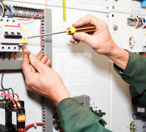 Nên tự sửa chữa điện tại nhà hay thuê thợ sửa chữa điện tại nhà ?