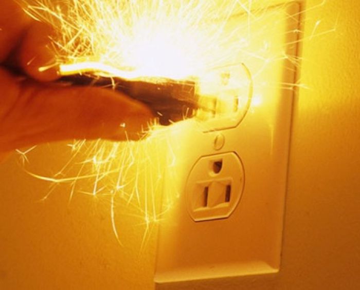 Làm gì khi xảy ra sự cố chập điện ?