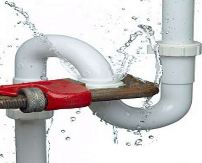 Làm gì khi ống nước bị vỡ ?