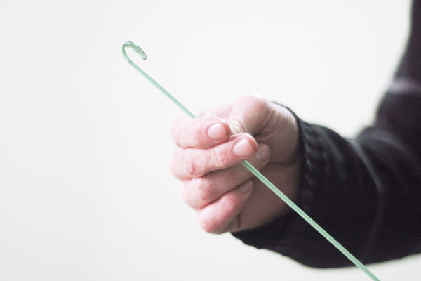 thông nghẹt cống bằng móc treo quần áo